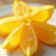Carambola tranchée sur une assiette blanche lumineuse