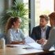 Jeune couple rencontrant un agent immobilier dans un bureau lumineux