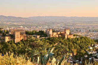 Voyage en Andalousie : faut-il réserver à l’avance ou choisir un séjour de dernière minute ?