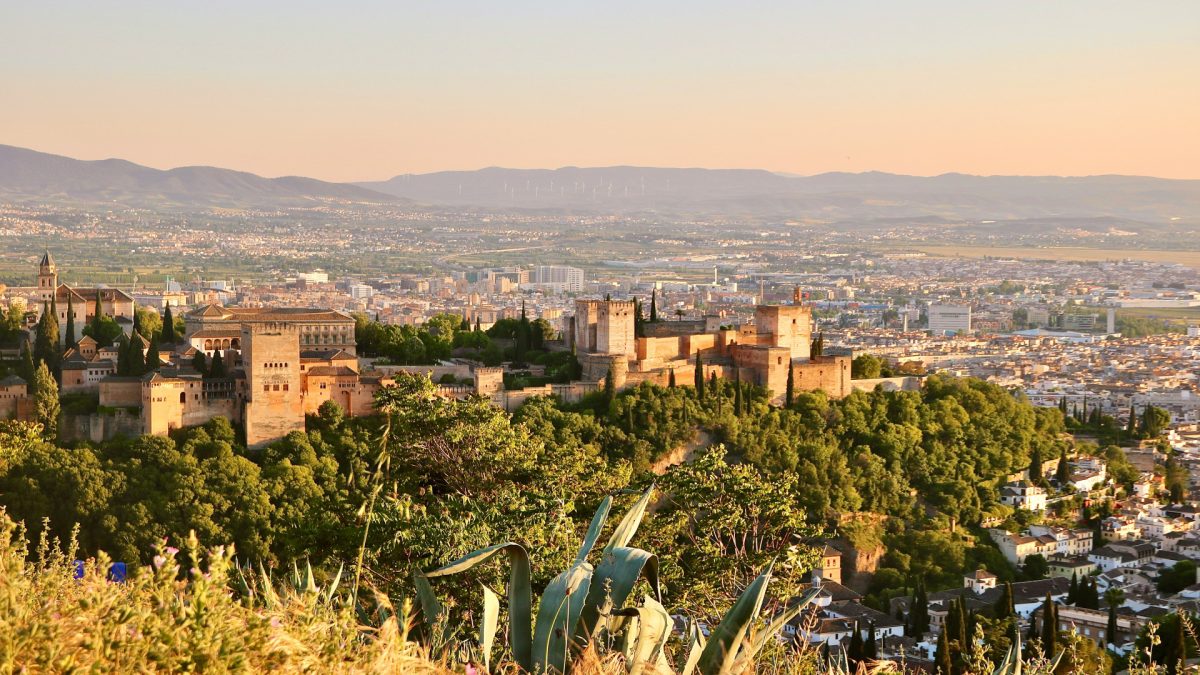 Voyage en Andalousie : faut-il réserver à l’avance ou choisir un séjour de dernière minute ?